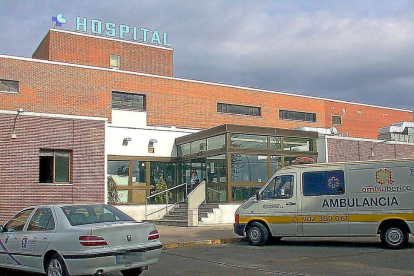 Entrada principal del Hospital comarcal de Medina del Campo.-EL MUNDO