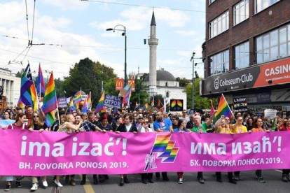 2.000 manifestantes inundan las calles de Sarajevo en la primera marcha del Orgullo LGBTI de la historia del país-ELVIS BARUKCIC (AFP)