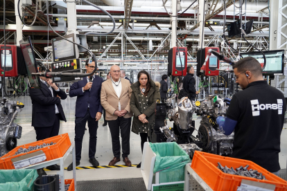 El alcalde de Valladolid, Jesús Julio Carnero, visita las instalaciones de la planta de motores de Horse.-ICAL