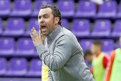 Sergio da órdenes a los jugadores durante el partido contra el Sporting.-J. M. LOSTAU