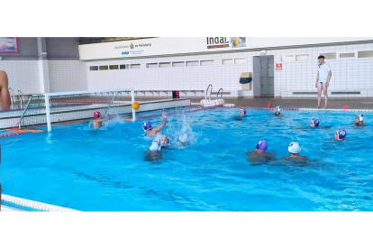 Un momento del desarrollo de la exhibición de waterpolo en la piscina de Huerta del Rey. / M. ÁLVAREZ