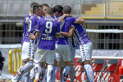 Jugadores blanquivioleta festejan su gol en Las Palmas-Sánchez / Photo-Deporte