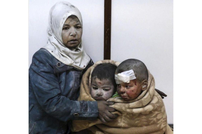 Una mujer abraza a sus hijos tras resultar todos heridos en un bombardeo en el barrio de Al Barze.-SARIEH ABU ZAID / EFE