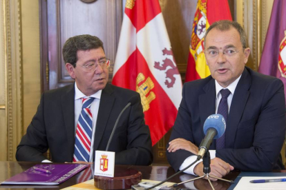 El presidente de la Diputación de Burgos, César Rico, firma un convenio con el rector de la Universidad Camilo José Cela, Eduardo Nolla-Ical
