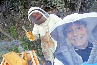En la imagen, Carlos Fernández y Nerea Rodríguez en su explotación apícola.  L.P.