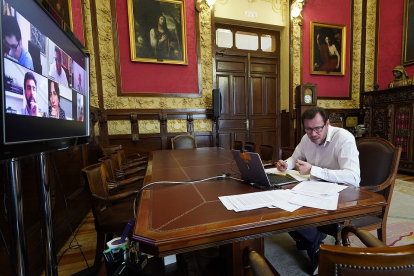 Óscar Puente en la reunión telemática del "grupo de trabajo" del Ayuntamiento de Valladolid