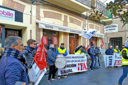 Concentración de policías municipales de Medina del Campo frente al Ayuntamiento, en una imagen de archivo.-E. M.