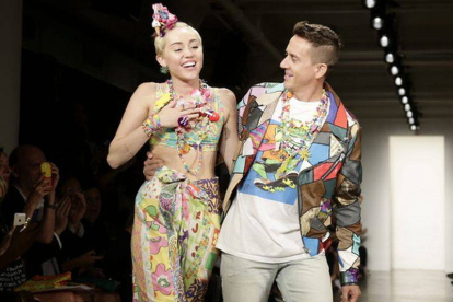 El diseñador estadounidense Jeremy Scott camina por la pasarela con la cantante estadounidense Miley Cyrus, tras presentar sus creaciones durante la semana de la moda de Nueva York.-Foto: JASON SZENES / EFE