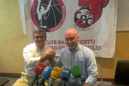 Paco García y Mike Hansen, ayer antes de la primera rueda de prensa del entrenador tras su renovación.-G. VELASCO