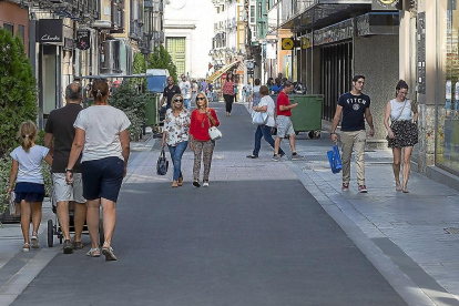 Ciudadanos caminando por la calle peatonal, San Pedro Regalado.-PABLO REQUEJO