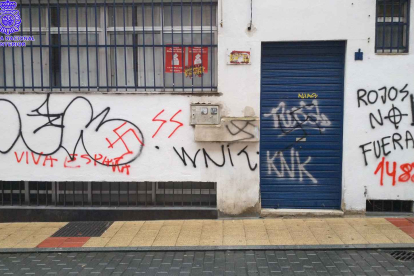 Pintadas en la fachada del Ateneo Republicano. E.M