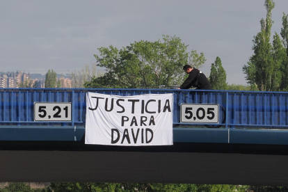 Pancartas en recuerdo de David, el joven asesinado en Laguna de Duero. PHOTOGENIC