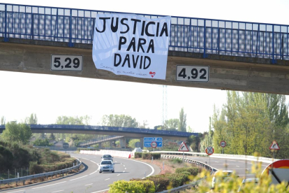 Pancartas en recuerdo de David, el joven asesinado en Laguna de Duero. PHOTOGENIC