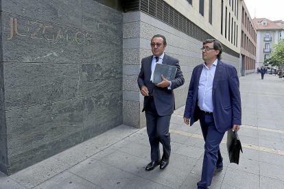 Rafael Delgado, a la derecha, acompañado por su abogado, el día que acudió a declarar en el Juzgado.-ICAL