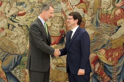 El rey Felipe VI, recibe en audiencia al presidente de la Junta de Castilla y León, Alfonso Fernández Mañueco.-ICAL
