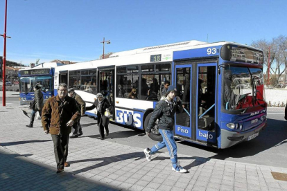 Autobús urbano de Auvasa en una parada con pasajeros bajandose del vehículo-El Mundo