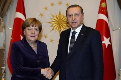 Merkel estrecha la mano del presidente turco, Recep Tayyip Erdogan, en Ankara, este lunes.-AP / YASIN BULBUL