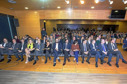 Distintas autoridades políticas ocuparon la primera fila del salón del Centro de Soluciones Empresariales de la Junta de Castilla y León. J.M. LOSTAU