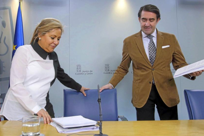 La vicepresidenta y portavoz, Rosa Valdeón, informa de los acuerdos del Consejo de Gobierno junto al consejero de Fomento, Juan Carlos Quiñones.-ICAL