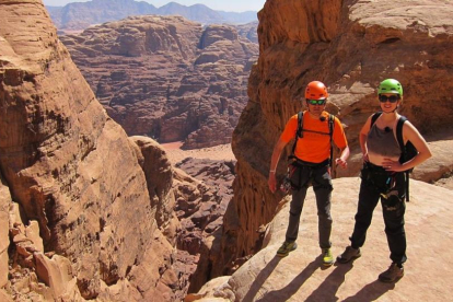 Blanca Suárez y Jesus Calleja en lo alto de Jebel Khasali, la montaña que domina el desierto de Uadi Rum, en Jordania.-