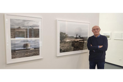 Ricardo González, junto a dos de sus fotografías en la Galería Javier Silva. | E. M.