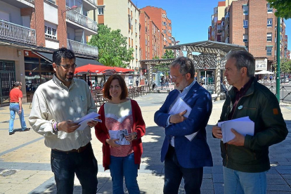 Alberto Bustos, María Sánchez, Manuel Saravia y Jesús Anta durante su visita ayer al barrio de Delicias.-E.M.