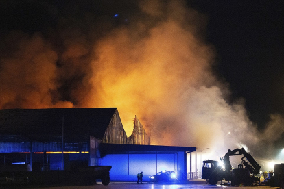 Primeras horas del incendio de Cobadu, en la madrugada del pasado lunes. ICAL