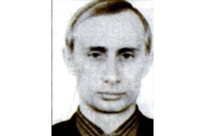 Vladimir Putin, en 1975, con 23 años, tras graduarse en la Universidad de Leningrado e integrarse en el KGB.-ARCHIVO