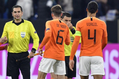Los jugadores holandeses consuelan a Hategan al final del partido.-AP