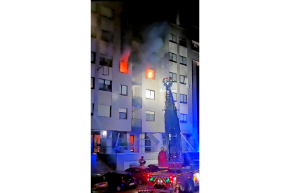 Vivienda en llamas del tercer piso del número 23 de la calle Juan de Valladolid. E.M.