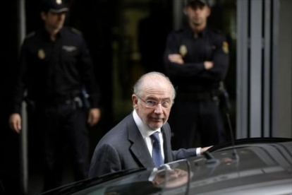 Rodrigo Rato saliendo de la Audiencia Nacional, tras declarar ante el juez, en octubre del 2014.-JOSÉ LUIS ROCA