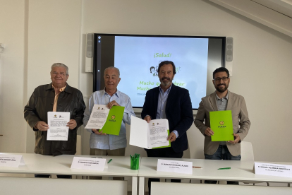El vicepresidente del CRDO Rueda, Mariano González y miembros del Consejo Mexicano Vitivinícola, tras la firma del acuerdo. -E. M.