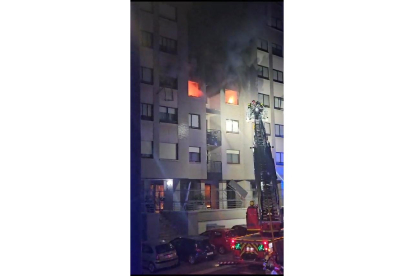 Vivienda en llamas del tercer piso del número 23 de la calle Juan de Valladolid. E.M.