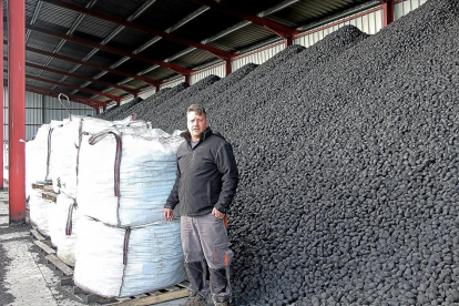 Pedro Araujo posa junto a toneladas de briquetas de carbón vegetal.-J.L.C.