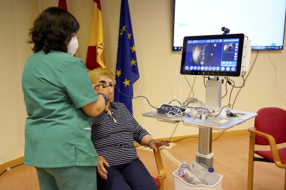 Una enfermera utiliza una de las estaciones de telemedicina avanzada con una persona mayor. - ICAL