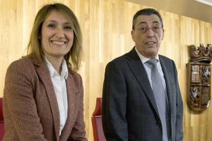 La viceconsejera de Función Pública y Modernización, Rocío Lucas, junto a Bienvenido Mena, delegado de la JCYL en Salamanca-Ical