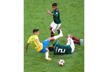 Coutinho trata de controlar ante jugadores mexicanos-TATYANA ZENKOVICH (EFE)
