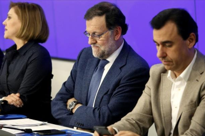 El presidente del PP, Mariano Rajoy, junto a Dolores de Cospedal y Fernando Maíllo en una reciente reunión del PP.-JUAN MANUEL PRATS
