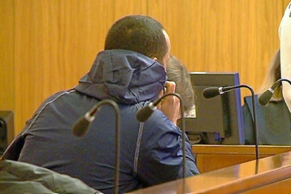 El acusado, Ousman A, en el juicio celebrado en la Audiencia de Valladolid en abril de 2018.- TVCYL La 8