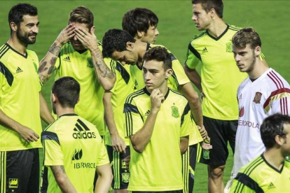 Munir, en el centro, entre sus nuevos compañeros en el entrenamiento de la selección española en Valencia.-Foto: MIGUEL LORENZO
