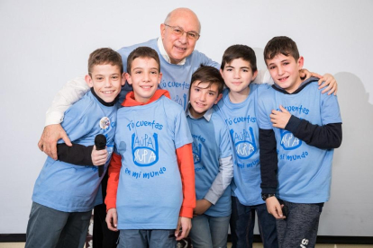 El zamorano Gerardo Prieto rodeado de sus pacientes en un homenaje que le hicieron tras jubilarse después de 47 años como coordinador del Trasplante Intestinal y Multivisceral del Hospital La Paz.-E.M.