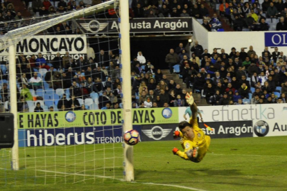 Becerra se lanza junto al poste en el partido frente al Zaragoza disputado en La Romareda-PHOTO-DEPORTE
