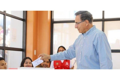 El presidente peruano, Martín Vizcarra, en el momento de depositar su voto en las legislativas.-