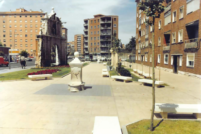 Jardines y bancos junto a la Puerta de los Carros en una imagen de 1985. ARCHIVO MUNICIPAL