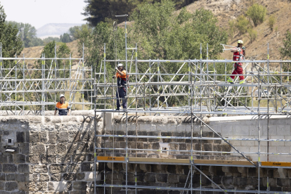 Obras en el puente romano de Cabezón de Pisuerga.- PHOTOGENIC/ CARLOS LLORENTE