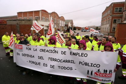 Una treintena trabajadores se concentra a la puerta de entrada de los talleres de Renfe de Valladolid, para protestar por el retraso reiterado en el traslado a las nuevas instalaciones ubicadas en el Páramo de San Isidro-ICAL