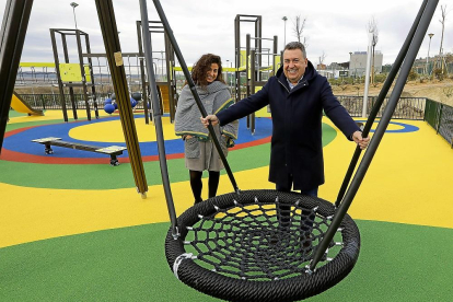 De Fuentes y Barrio en la inauguración del parque infantil de Las Lomas.-J.M. LOSTAU