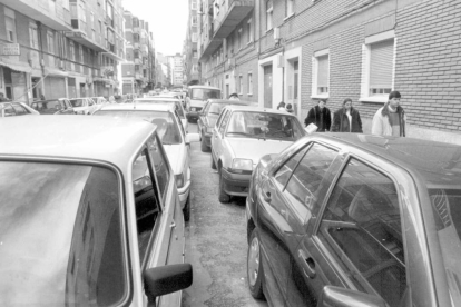 Coches aparcados en las aceras de La Rondilla impiden el paso de los peatones en 1996. - ARCHIVO MUNICIPAL DE VALLADOLID