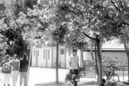 Algunos vecinos de La Rondilla paseando por el parque Ribera de Castilla en 1996. - ARCHIVO MUNICIPAL DE VALLADOLID