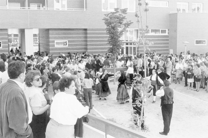 Los socios de la Cooperativa «Parque Rondilla» durante la fiesta previa a la entrega de las llaves de los pisos en La Rondilla en 1998. - ARCHIVO MUNICIPAL DE VALLADOLID